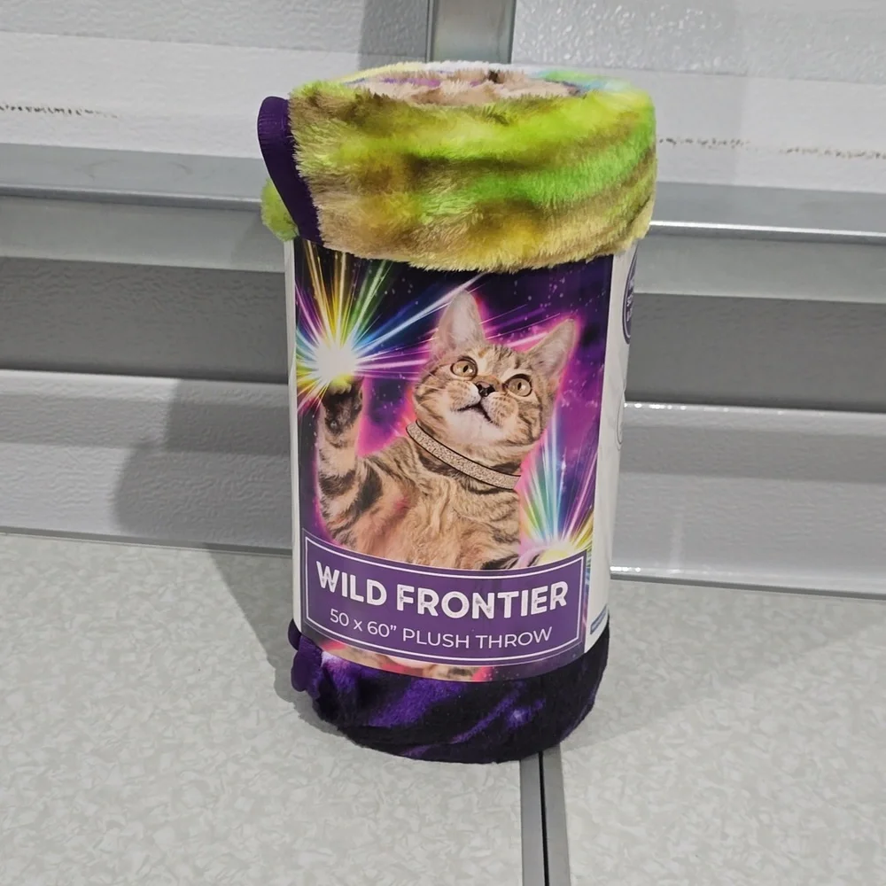 Wild Frontier Plush Throw‎ Wilderness Galactic Cat Multicolor 50 X 60